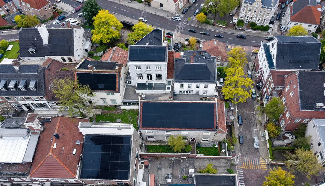 Zonnepanelen op daken in de Amsterdamse grachtengordel, niet zichtbaar vanaf de straat
