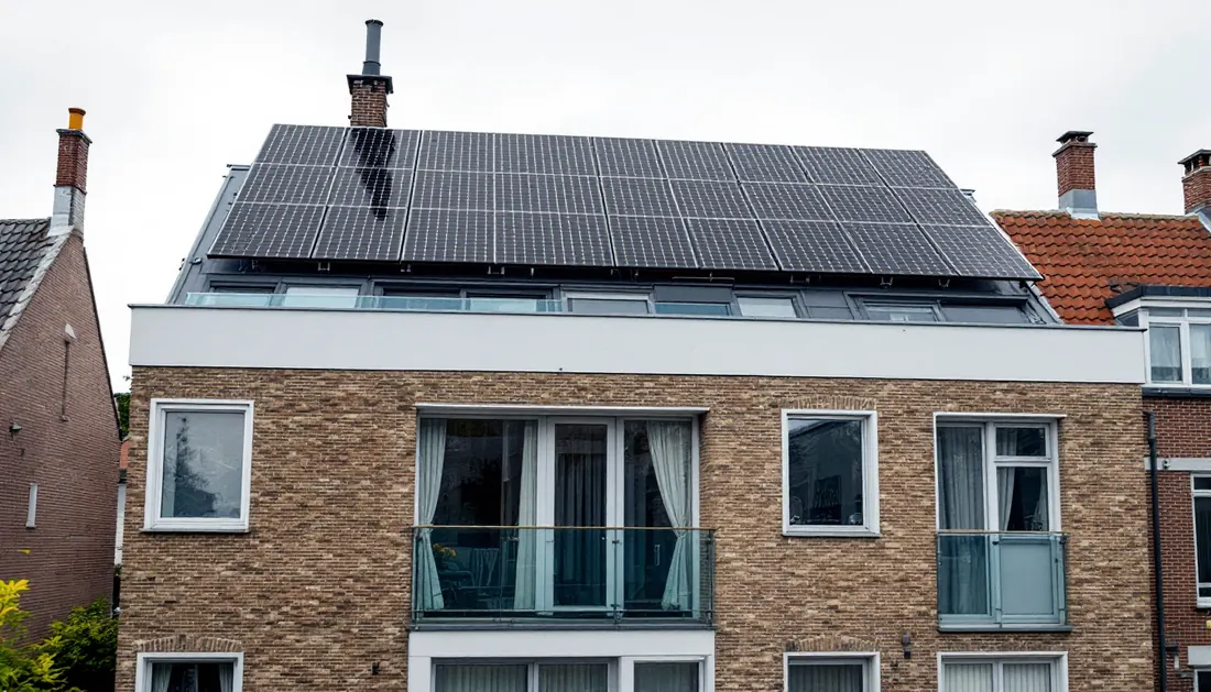 Collectieve zonnepanelen op het dak van een Amsterdams appartementencomplex
